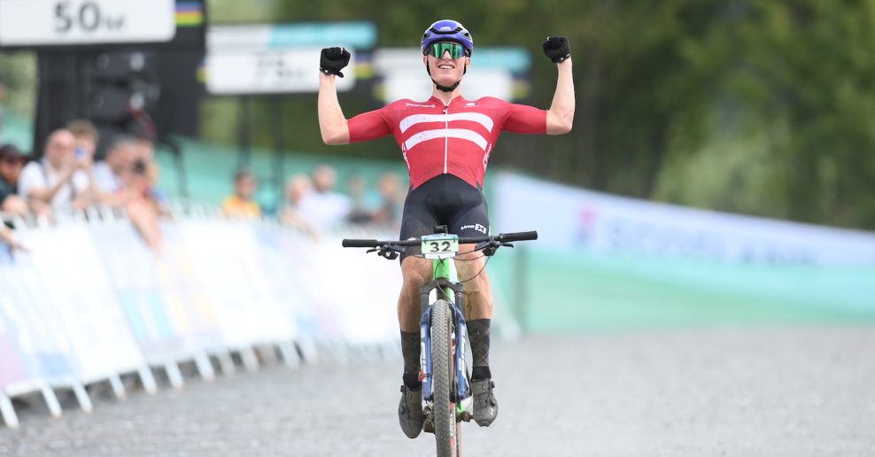 Len 16-ročný Dán vyhral nielen titul majstra sveta v cestnej cyklistike, ale aj v horskej cyklistike XCO