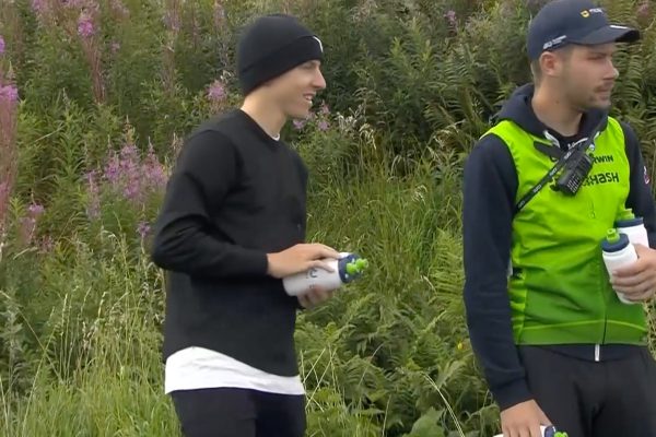 Video: Tadej Pogačar podával fľašky priateľke Urške Žigart počas Majstrovstiev sveta