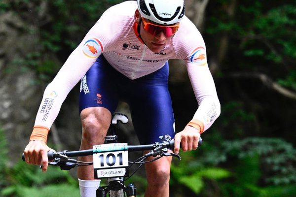 Mathieu van der Poel prehral stávku o pivo s tímovým kolegom po páde na horskom bicykli