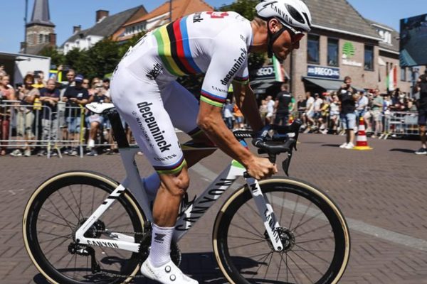 Foto: Mathieu van der Poel sa po prvýkrát ukázal na pretekoch v majstrovskom bielom komplete