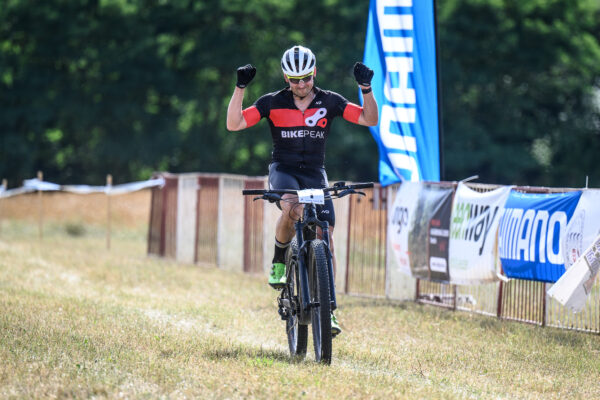 Majstrami Slovenska v disciplíne E-MTB cross-country sú Milan Barényi a Tereza Kurnická (+galéria)