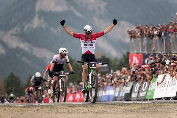 Nino Schurter nestačil v šprinte na Lucu Schwarzbauera, ktorý vyhral Svetový pohár v XCC v Andorre