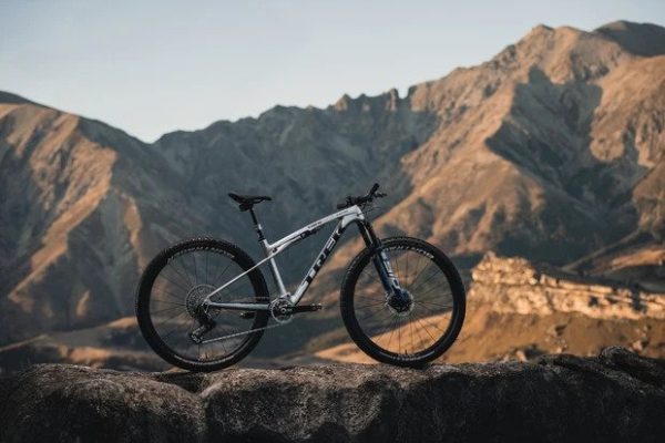 Nový Trek Supercaliber reaguje na zvýšené nároky XC pretekov agresívnou geometriou a vyšším zdvihom