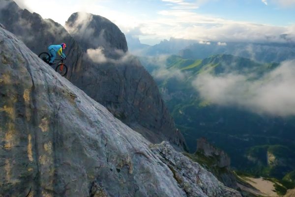 Musíte vidieť: Gee Atherton opäť posúva latku adrenalínu vo videu Ridgeline IV: Dolomites