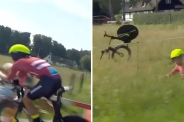 Video: Dánsky cyklista skončil po páde v poli. Počas časovky mal sklonenú hlavu a nevšimol si zákrutu