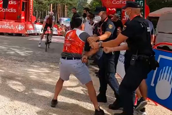 Video: Španielski policajti držali soigneura Cofidisu pri víťazstve Herradu na Vuelte