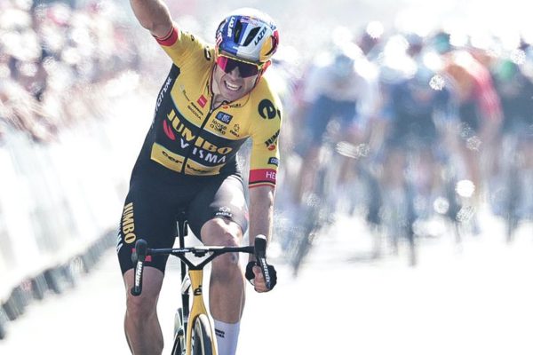 Wout van Aert prekvapil šprintérov útokom tesne pred cieľom a vyhral piatu etapu Okolo Británie 