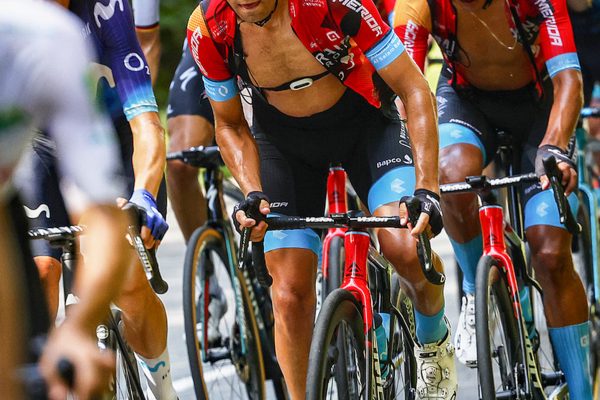 Prečo nemôžu pretekať cyklisti s defibrilátorom? Vysvetľuje lekár Belgickej cyklistickej federácie