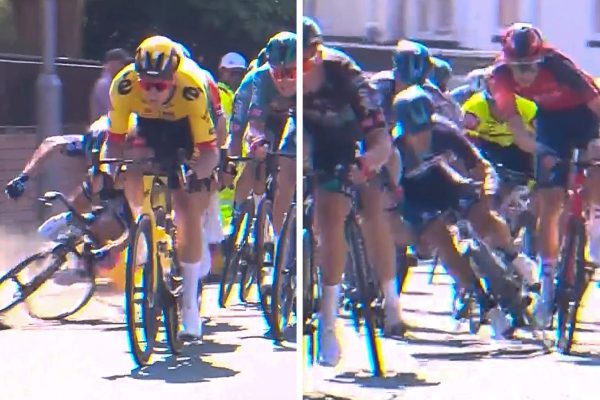 Video: Šprintér tímu DSM sa zázračne udržal na bicykli po hrozivom páde tímového kolegu