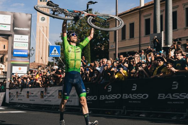 Matej Mohorič vyhral Majstrovstvá sveta v graveli aj napriek pádu v závere pretekov