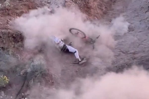 Gee Atherton utrpel zlomeniny v lebke a stavcoch pri tvrdom páde na Red Bull Rampage