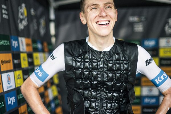 Chladiace vesty s ľadom sú pre cyklistov zbytočné. Nemajú žiadny vplyv na výkon, uvádza najnovšia štúdia
