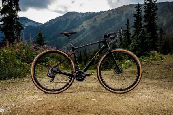 Dámsky gravel Liv Devote je dlhší, nižší a má zabudovaný flip chip na zmenu geometrie