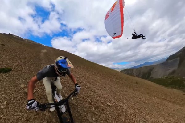 Video: Čo vznikne ak sa spojí Fabio Wibmer s paraglidistom Valentinom Dellucom?