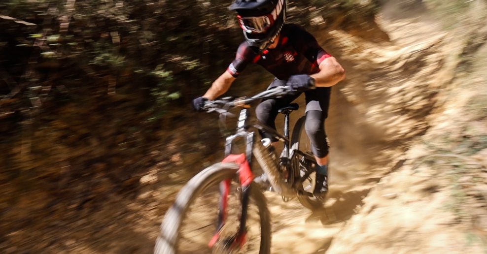 Video: Peter Sagan predviedol obdivuhodné schopnosti a rýchlosť v zjazde na enduro bicykli