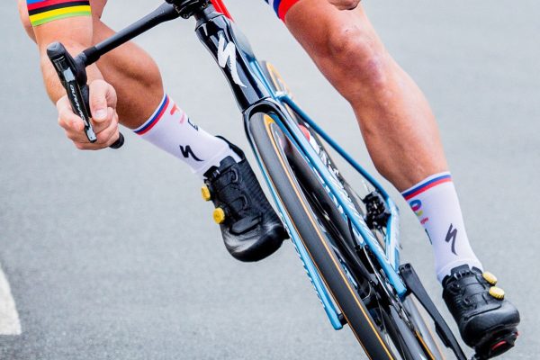 UCI výrazne zvyšuje pokuty za nevyhovujúce oblečenie a privysoko vytiahnuté ponožky
