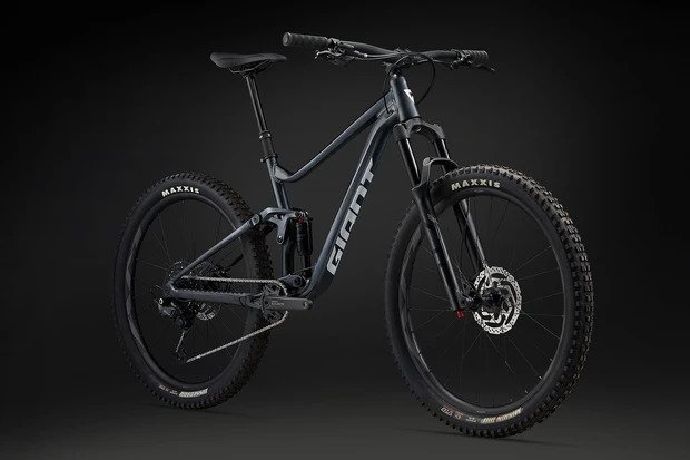 Nov&yacute; Giant Stance m&aacute; Flexpoint zavesenie a pon&uacute;ka 125 mm zadn&eacute;ho zdvihu