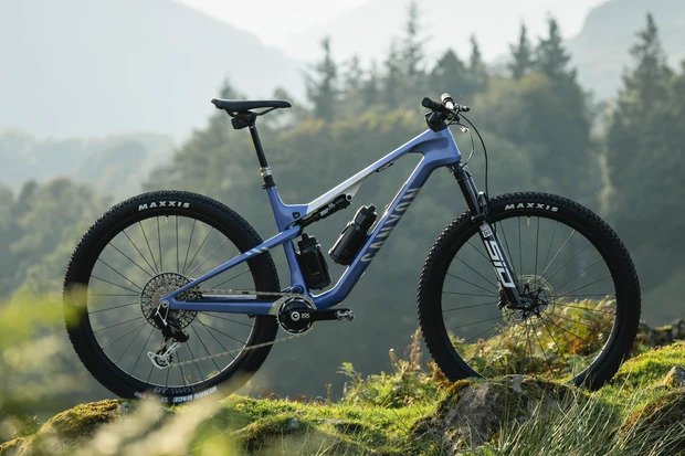 Nov&yacute; Canyon Lux Trail m&aacute; zmenen&uacute; geometriu a r&aacute;m s označen&iacute;m CFR v&aacute;ži len 1 996 gramov