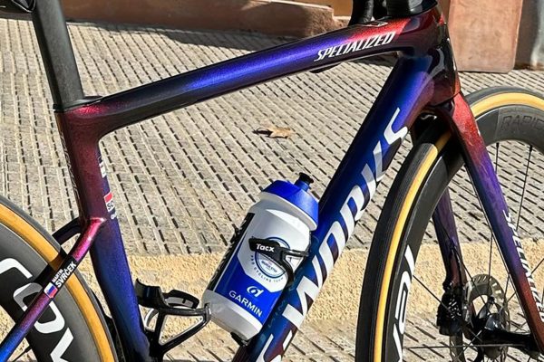 Martin Svrček ukázal nový dizajn bicyklov Specialized tímu Soudal Quick-Step v roku 2024