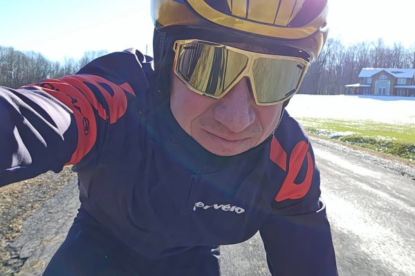 &Scaron;ialen&yacute; americk&yacute; cyklista nast&uacute;pal na Zwifte za rok 2023 ekvivalent 140 Mount Everestov