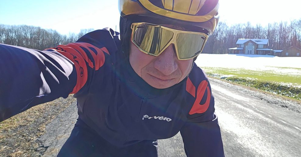 &Scaron;ialen&yacute; americk&yacute; cyklista nast&uacute;pal na Zwifte za rok 2023 ekvivalent 140 Mount Everestov