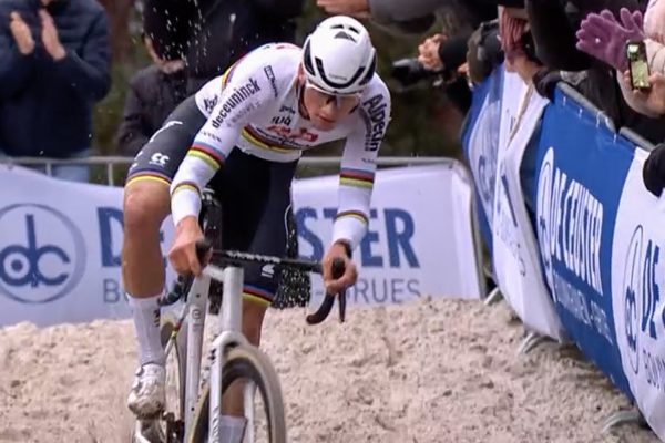 Mathieu van der Poel porazil skvelou technikou Van Aerta a suverénne vyhral Exact Cross Mol