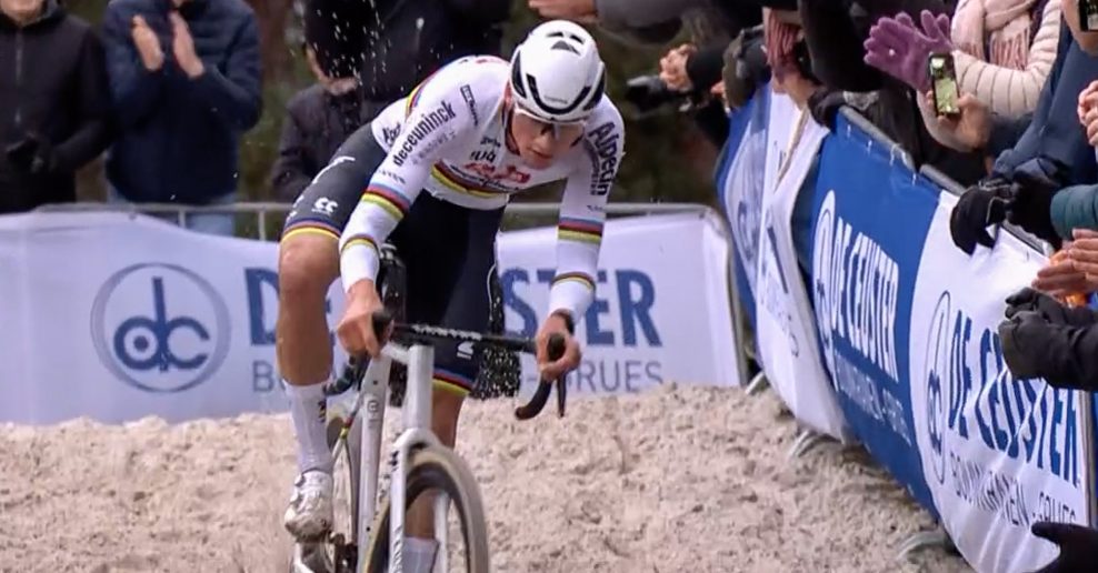 Mathieu van der Poel porazil skvelou technikou Van Aerta a suverénne vyhral Exact Cross Mol