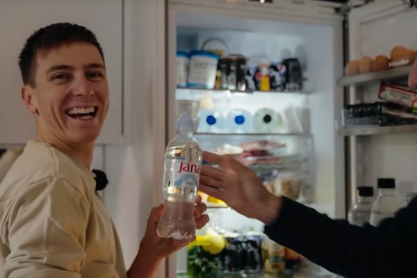Video: Ako to vyzerá v byte Tadeja Pogačara a čo všetko má v chladničke?