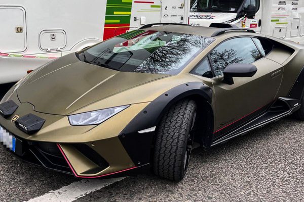 Mathieu van der Poel prišiel na cyklokrosové preteky na superšporte Lamborghini Huracan Sterrato