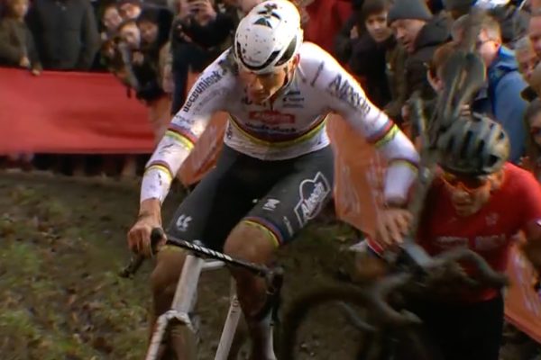 Mathieu van der Poel opäť suverénne porazil Van Aerta a vyhral cyklokrosový Svetový pohár v Gavere