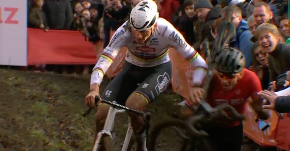 Mathieu van der Poel opäť suverénne porazil Van Aerta a vyhral cyklokrosový Svetový pohár v Gavere