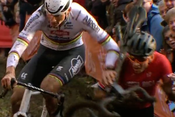 Jazdec z Kostariky sa ospravedlnil Mathieu van der Poelovi za incident na pretekoch: Mal ma odstrčiť e&scaron;te silnej&scaron;ie (+video)