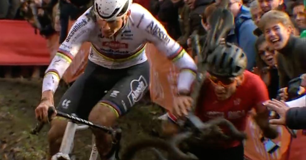 Jazdec z Kostariky sa ospravedlnil Mathieu van der Poelovi za incident na pretekoch: Mal ma odstrčiť ešte silnejšie (+video)