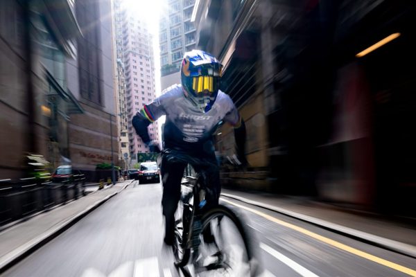 Video: Šialená jazda Tomáša Slavíka po nekonečných schodoch v Hong Kongu