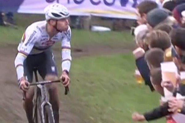 Video: Mathieu van der Poel napľul počas pretekov na fanúšikov, ktorí naňho bučali
