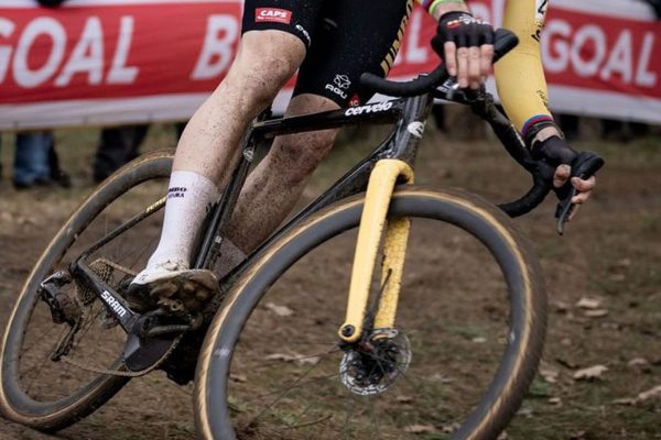 Wout van Aert vyhral cyklokrosové preteky na gravelovom bicykli Cervélo Aspero