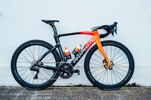 Nový dizajn Pinarella ušetrí jazdcom Ineos Grenadiers 16 gramov na hmotnosti bicykla