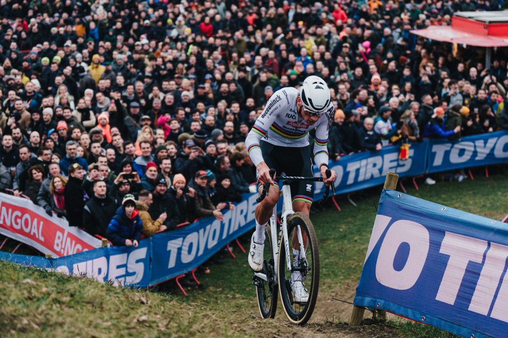 Mathieu van der Poel vyhral v Antverp&aacute;ch po neuveriteľnom v&yacute;kone aj napriek veľkej chybe na &scaron;tarte
