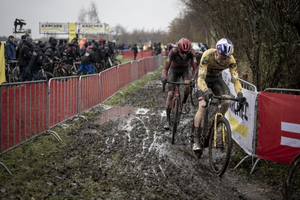 Wout van Aert začal cyklokrosovú sezónu suverénnym víťazstvom pretekov Exact Cross v Essene (+galéria)
