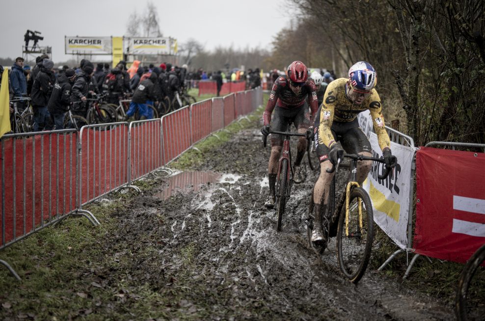 Wout van Aert začal cyklokrosovú sezónu suverénnym víťazstvom pretekov Exact Cross v Essene (+galéria)