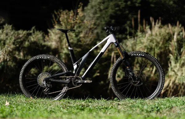 UNNO predstavilo elektrobicykel IKKI s motorom TQ HPR50, hmotnosťou 18,5 kg a cenou cez 10 000 eur