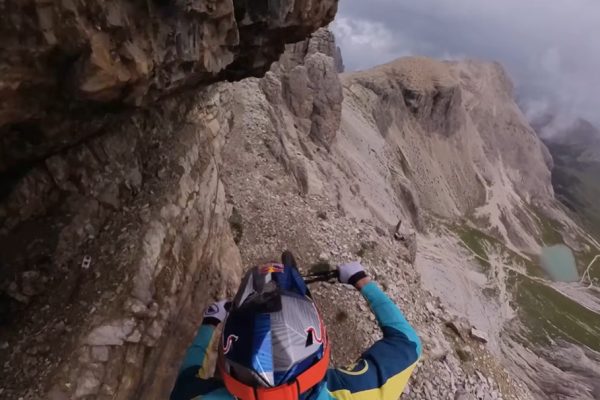 Musíte vidieť: Gee Atherton vyberá to najlepšie z kamery na prilbe v roku 2023 (POV)