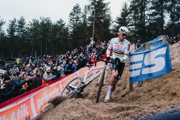 Sledujte naživo: Mathieu van der Poel dnes štartuje na cyklokrosových pretekoch X2O Trofee Hamme