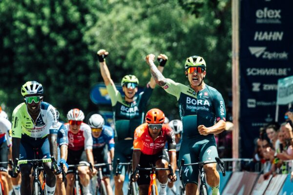 Sam Welsford nedal v šprinte šancu Ewanovi ani Girmayovi a vyhral prvú etapu Tour Down Under