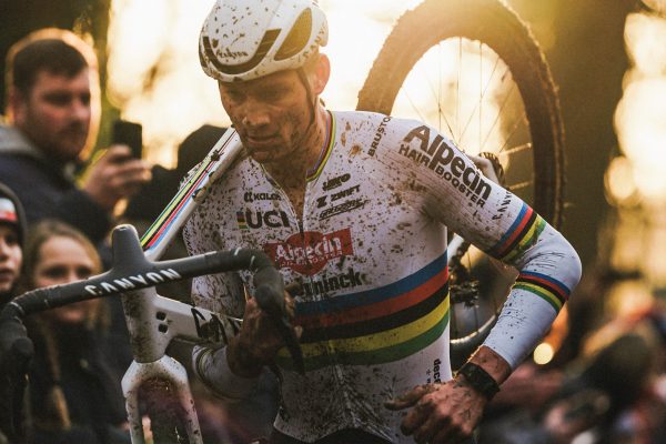 Ľudia stále hovoria o „Veľkej trojke“, ale tento rok vidíme, že je len jeden – Mathieu van der Poel