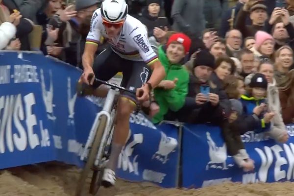 Mathieu van der Poel suverénne vyhral X2O Koksijde a natiahol šnúru cyklokrosových víťazstiev na deväť