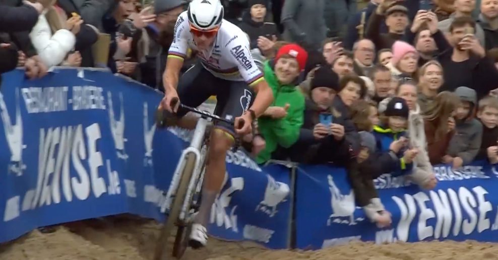 Mathieu van der Poel suverénne vyhral X2O Koksijde a natiahol šnúru cyklokrosových víťazstiev na deväť