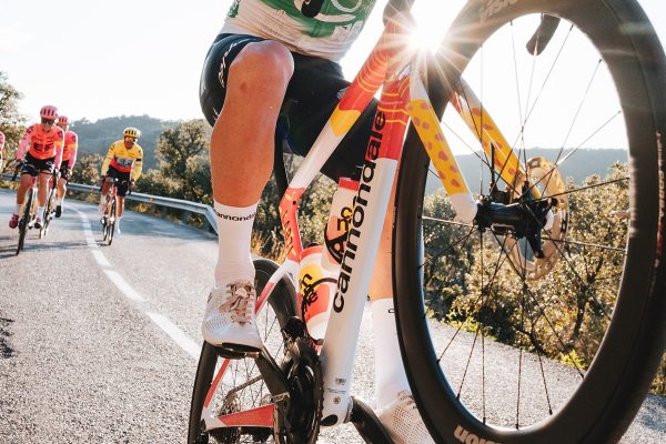 Tím EF Education predstavil nový dizajn bicyklov aj oblečenia pre sezónu 2024