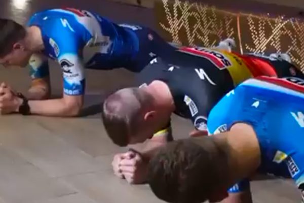 Video: Remco Evenepoel sa stavil s tímovými kolegami, kto vydrží najdlhšie v planku