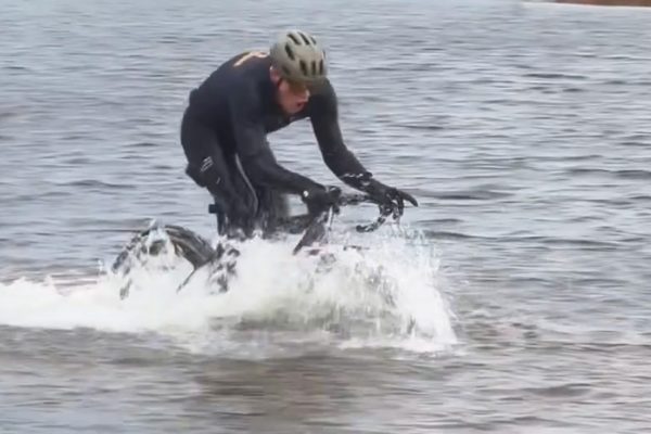 Video: Dánsky cyklista prešiel na bicykli krížom cez rieku